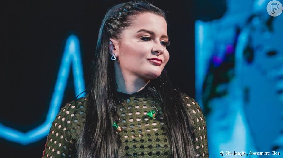 Maraisa surpreende público e beija fã na boca durante show