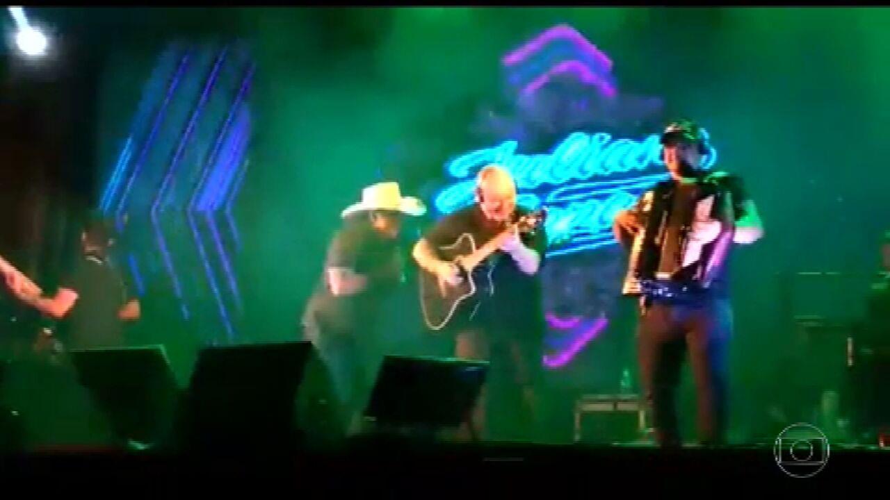 Vídeo mostra momento em que cantor Juliano Cezar cai no palco e morre