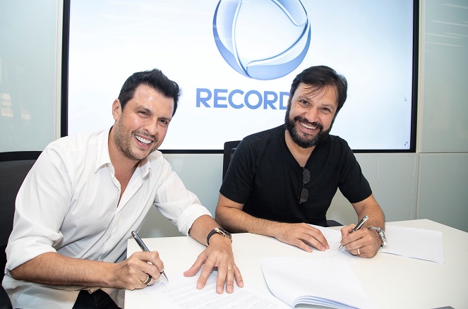 Wellington Muniz, o Ceará, assina contrato com a Record TV