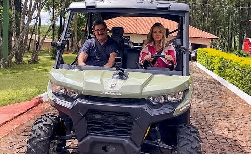 Eliana visita a fazenda do apresentador Ratinho na estreia da temporada 2020