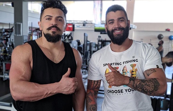 Henrique Casttro e Gusttavo Lima exibem boa forma durante treino em academia de Goiânia