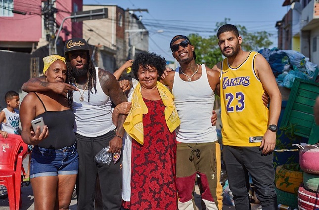 Rappers internacionais fazem ação social no Brasil e encantam moradores de Capão Redondo