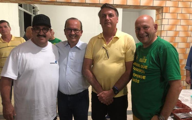 Sem máscara, Jair Bolsonaro e o apresentador Ratinho se reúnem em jantar e pescaria