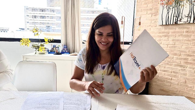 Mara Maravilha assina contrato milionário como garota propaganda da Hot Travel