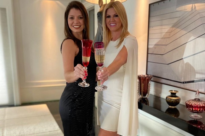 Val Marchiori assina contrato com Caroline Dias de Freitas para lançar livro sobre sua vida