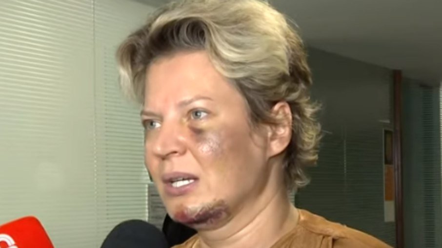 Joice Hasselmann chora e afirma que irá processar Antônia Fontenelle e o músico Roger do “The Noite”
