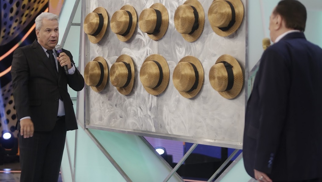 Sikêra Jr. participa do quadro “Pra Quem Você Tira o Chapéu?” e não tira o chapéu pra ninguém