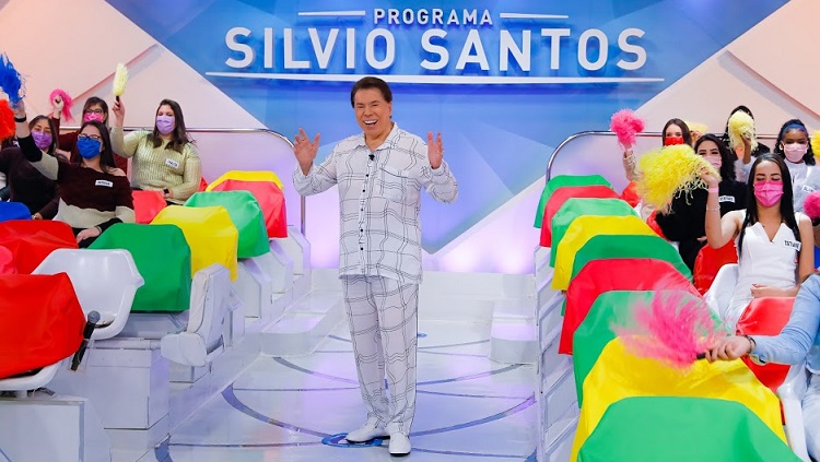 Silvio Santos veste pijama no “Programa Silvio Santos” de Dia dos Pais