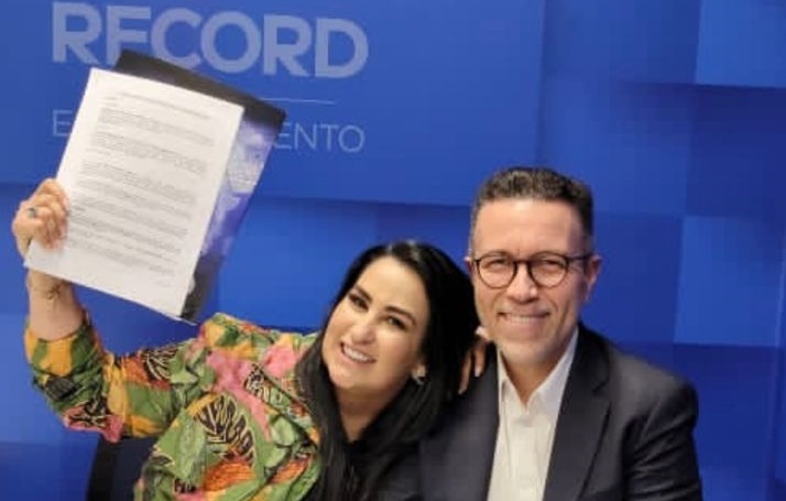 Fabíola Gadelha assina contrato com a Record Entretenimento