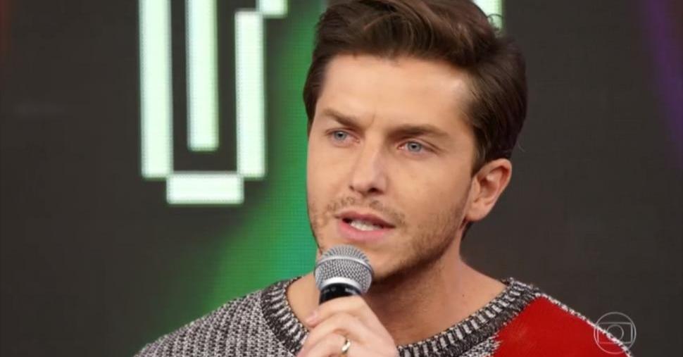 Klebber Toledo apoia Camila Queiroz e alfineta a TV Globo: “Não somos objetos”