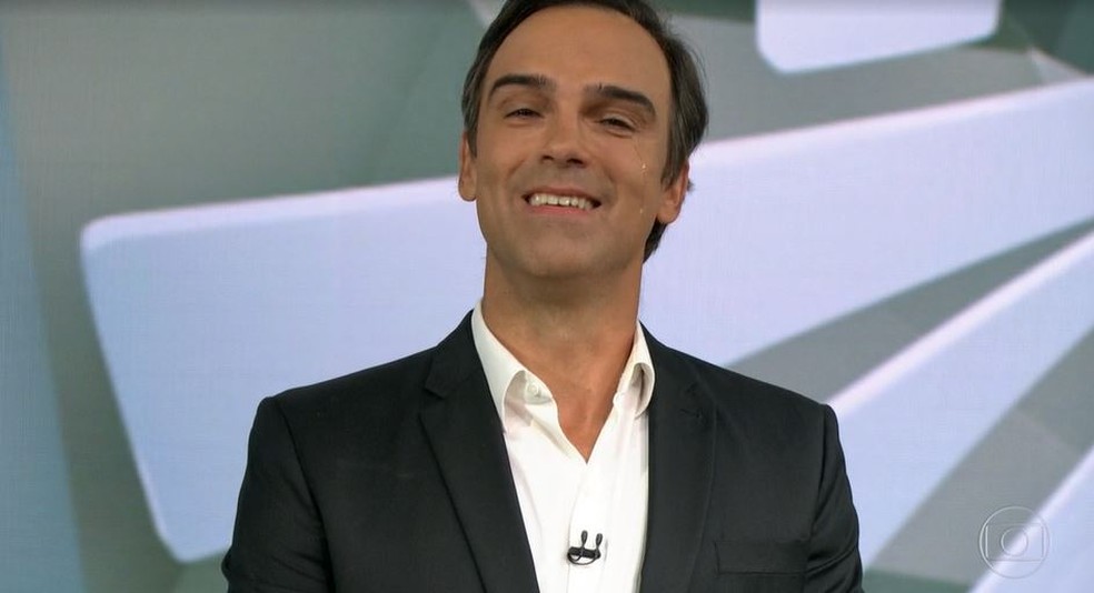 Tadeu Schmidt chora em despedida do “Fantástico”: “Encerro aqui a minha carreira como jornalista”