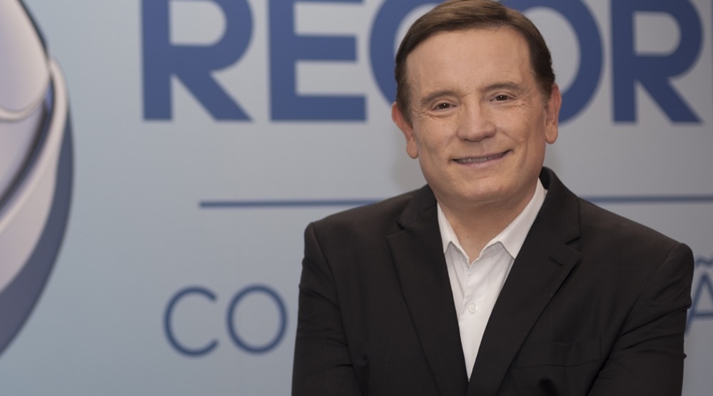 Roberto Cabrini estreia no comando do “Câmera Record”
