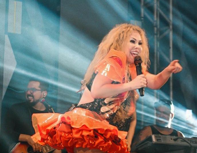 Rosto inchado de Joelma durante show choca fãs e equipe explica o motivo
