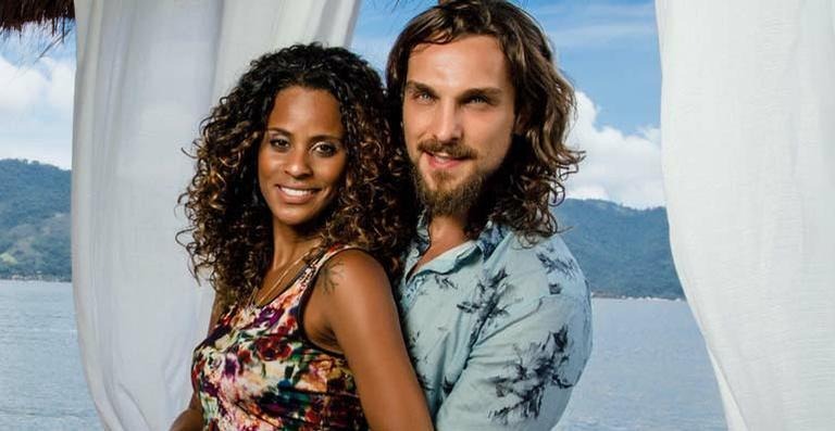 Igor Rickli e Aline Wirley aparecem sem roupa em meio à natureza; ator é censurado