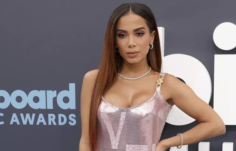 Anitta opina sobre legalização da maconha e divide opiniões: “Não é demais?”