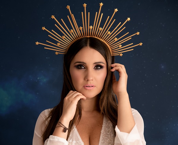 Em regravação inédita, Dulce María lança sucesso “Déjame Ser”