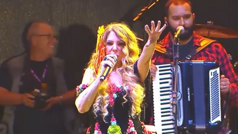 Elba Ramalho interrompe show ao ouvir gritos a favor de Lula: “Não quero fazer política”