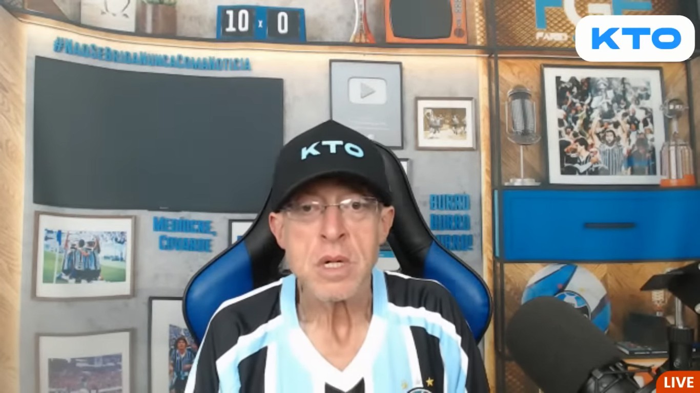 Canal de Farid no Youtube completa um ano e jornalista agradece fãs com reverência