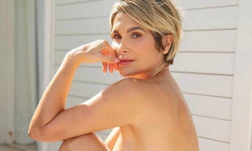 Flávia Alessandra posa de biquíni minúsculo e ganha comentário de Otaviano Costa