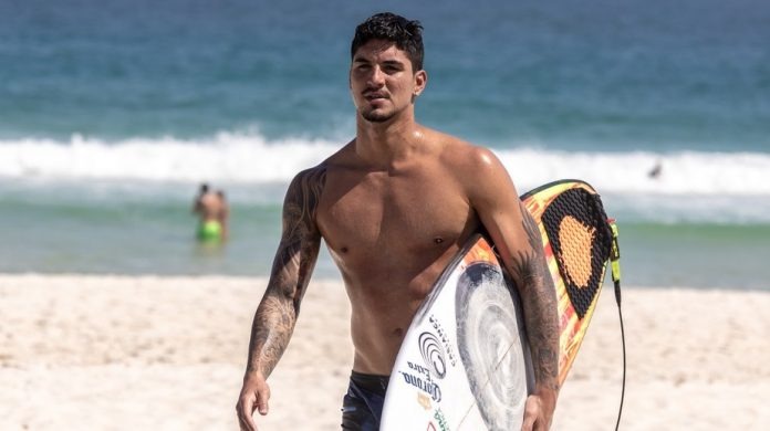 Solteiro, Gabriel Medina aparece beijando namorada inusitada: “Pós surf”
