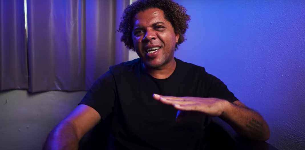 Givaldo Alves lança estimulante sexual “p*u de mendigo”: “Uma mão na cápsula e a outra no carinho!”