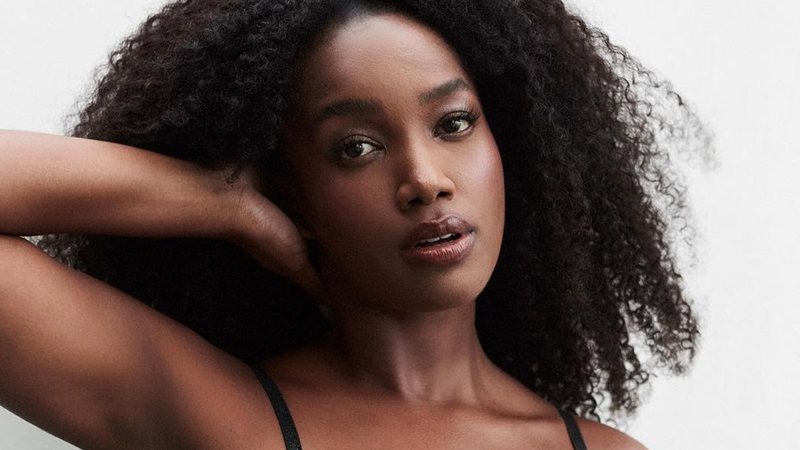 Iza posa de lingerie transparente e ganha comentário de Gaby Amarantos: “Vulnerável”