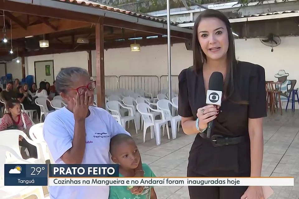 Repórter da TV Globo chora ao entrevistar senhora que diz passar fome: “Dói”