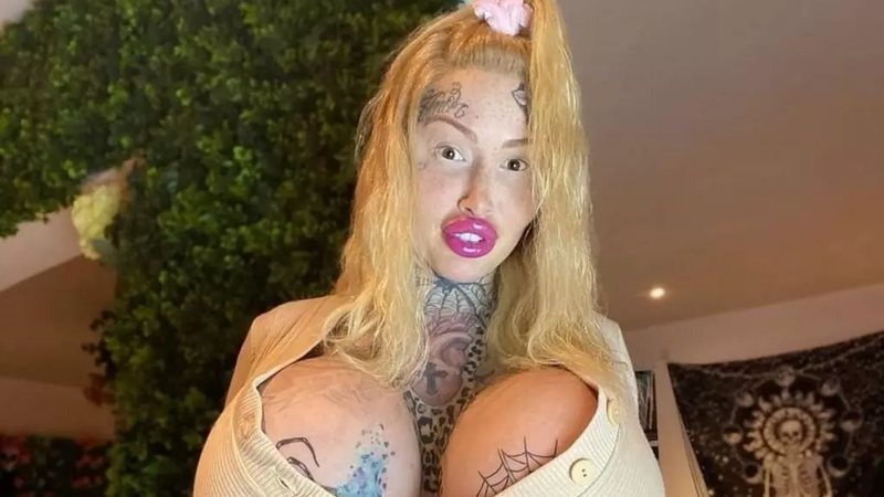 Modelo com seios de quase 10kg é expulsa de avião e faz desabafo: “Pare de discriminação”