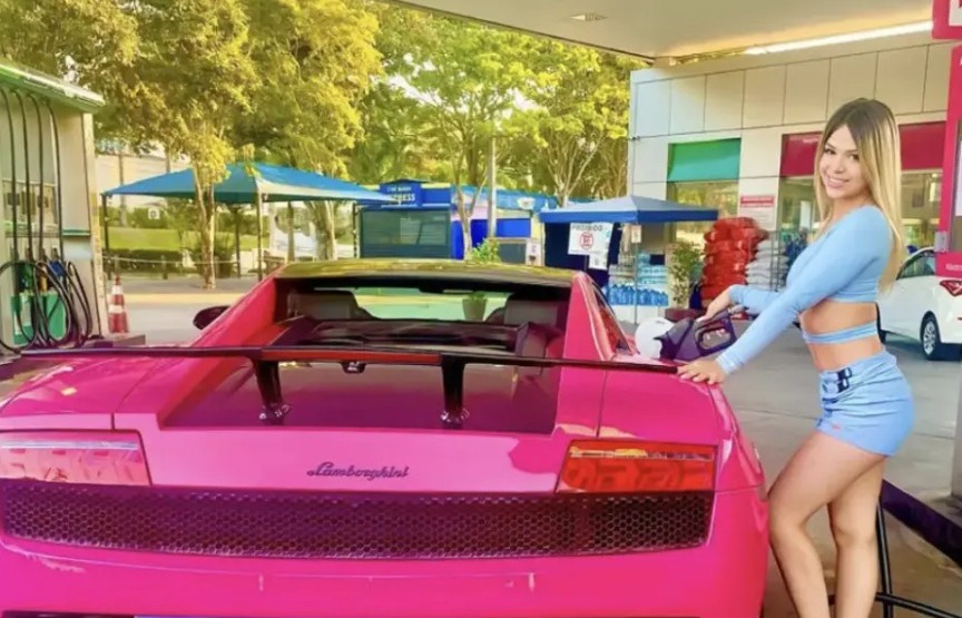 Ao abastecer carro de luxo, Melody se assusta com preço da gasolina e reclama: “Assalto”