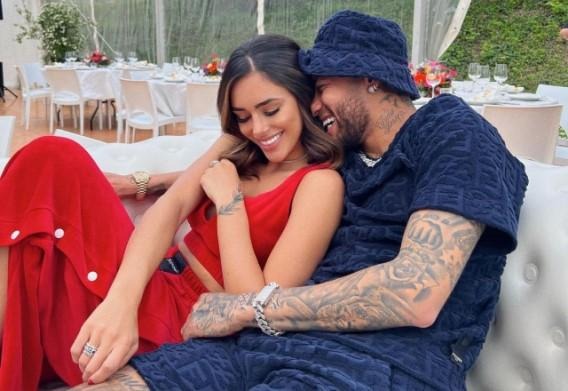 Neymar é flagrado com namorada e imprensa internacional a confunde com Marquezine
