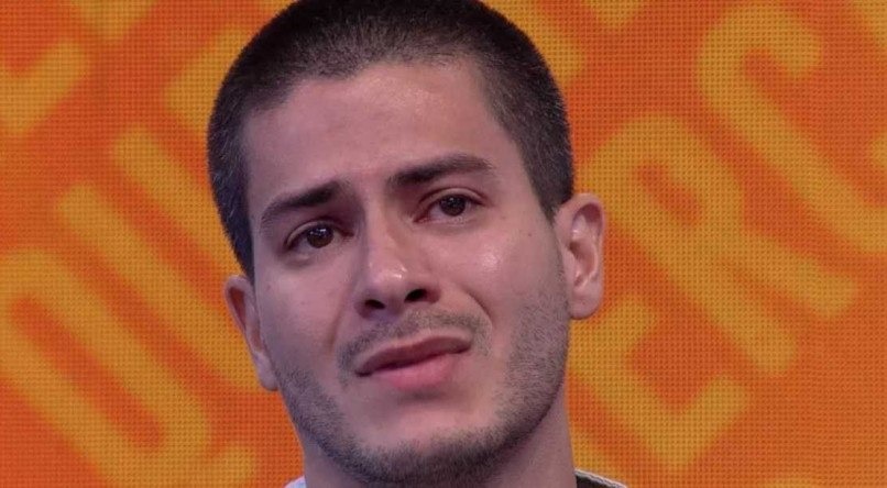 Arthur Aguiar tem propaganda excluída em rede social por ser considerada imprópria