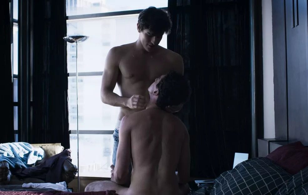 Ator de “Verdades Secretas” aparece de cueca e “volume” choca fãs: “Que isso inchado?”