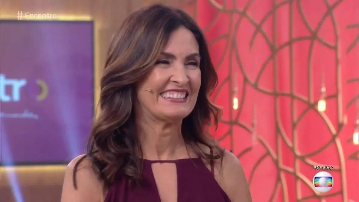 Longe das telinhas, Fátima Bernardes é filmada plantando ervas