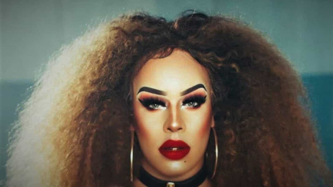 Gloria Groove deixa web agitada ao aparecer de fio-dental nude: “Bumbum de ouro”