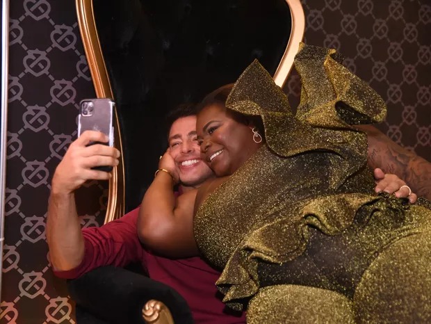 Jojo Todynho se empolga e senta no colo de Cauã Reymond durante evento