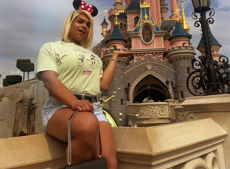 Lady Chokey visita a Disney de Paris e posa com bolsa de luxo; veja o valor