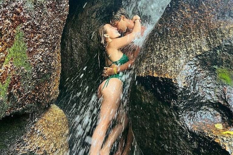 Larissa Manoela posa na cachoeira com ator e assume relacionamento: “Modo nós”