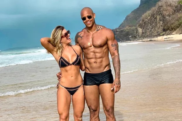 Leo Santana ganha masturbador de fã, Lore Improta explica como funciona e diz: “Descarada!”