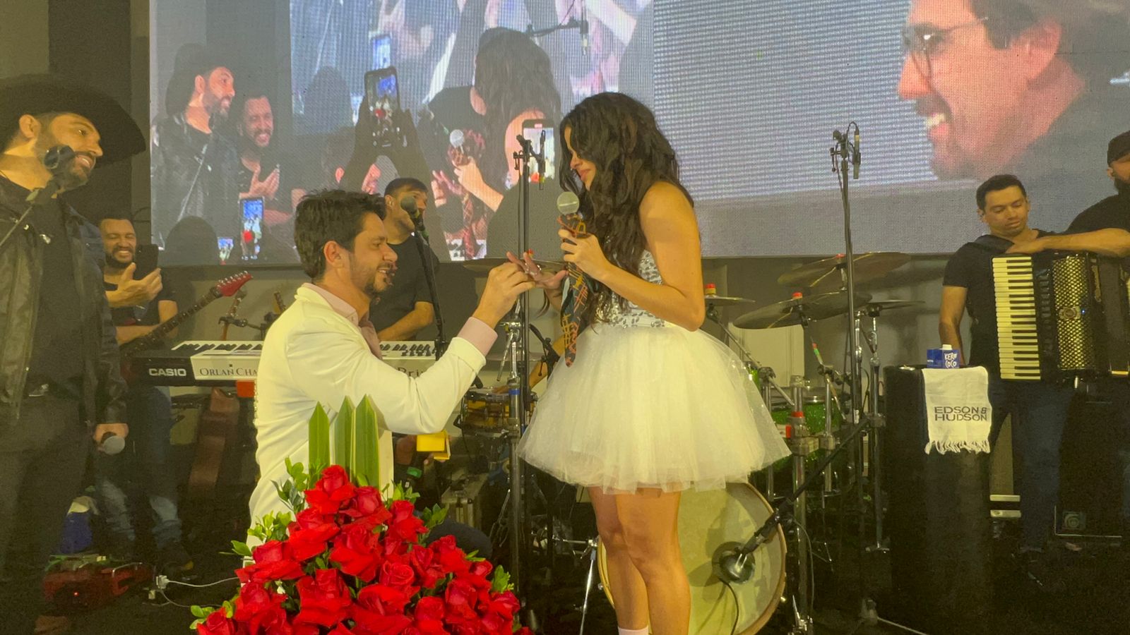 Munik Nunes faz festa para comemorar aniversário e recebe pedido de casamento surpresa; confira