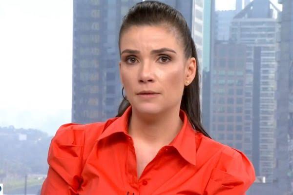Voz de aplicativo interrompe âncora da TV Globo, que se atrapalha ao vivo; assista