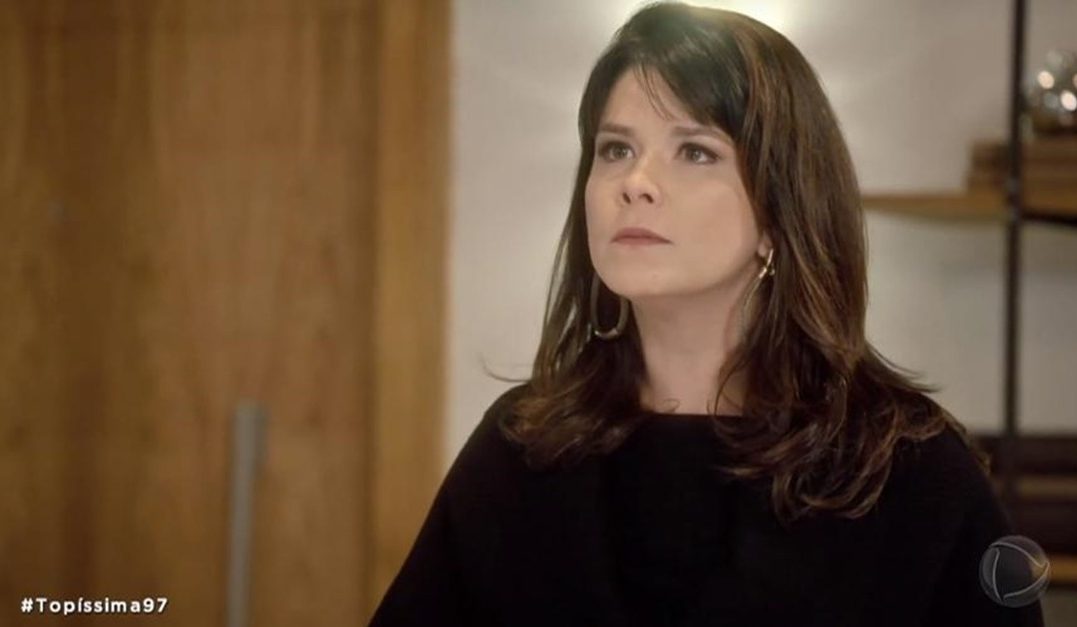 No sofá, Samara Felippo levanta a blusa e fica só de sutiã: “Trabalhando o engajamento!”