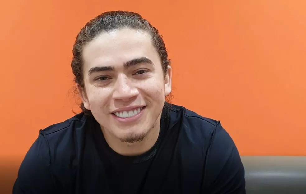 Whindersson Nunes revela que fã já queimou sua boca com cigarro e faz pedido