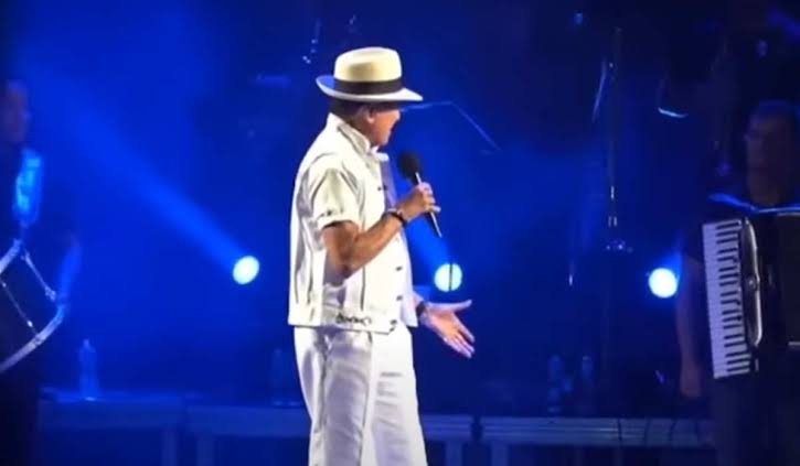 Cantor dá esporro em banda durante show e músicos se demitem: “Quem tem que aparecer sou eu”