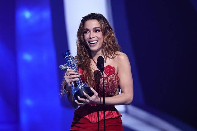 Anitta é a primeira brasileira a vencer prêmio VMA; confira o discurso da cantora