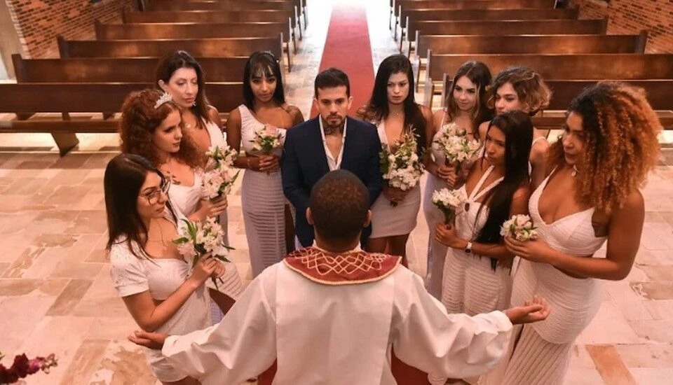 Modelo casado com 8 mulheres monta “cronograma do sexo” e explica como dá conta das esposas