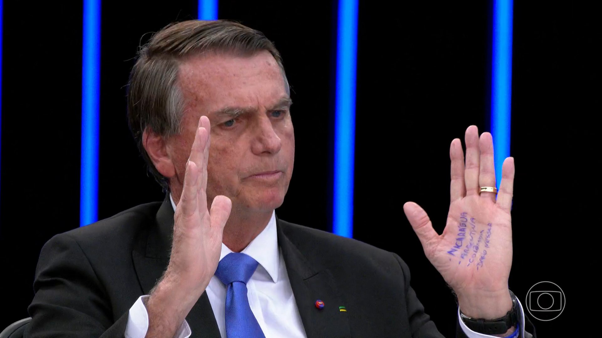 Bolsonaro é entrevistado pelo “JN” com “cola” na mão, vira piada e rende alto Ibope para a TV Globo