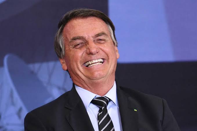 Nos Estúdios Globo, Bolsonaro debocha e aparece assistindo programa do SBT