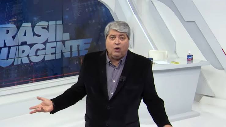 Datena dá bronca em repórter ao flagrá-lo mexendo no celular ao vivo: “Suspensão”