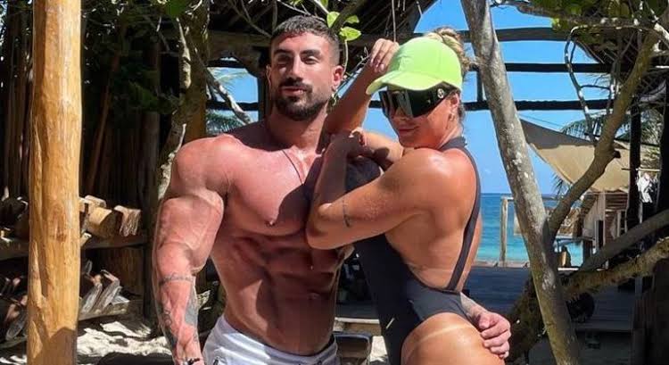 Juju Salimeni posa nua na cama e recebe “mão boba” do namorado; veja a foto