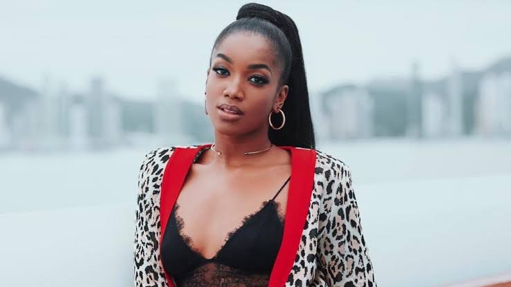 Iza choca fãs ao posar com look transparente: “A gente fica até sem palavras”